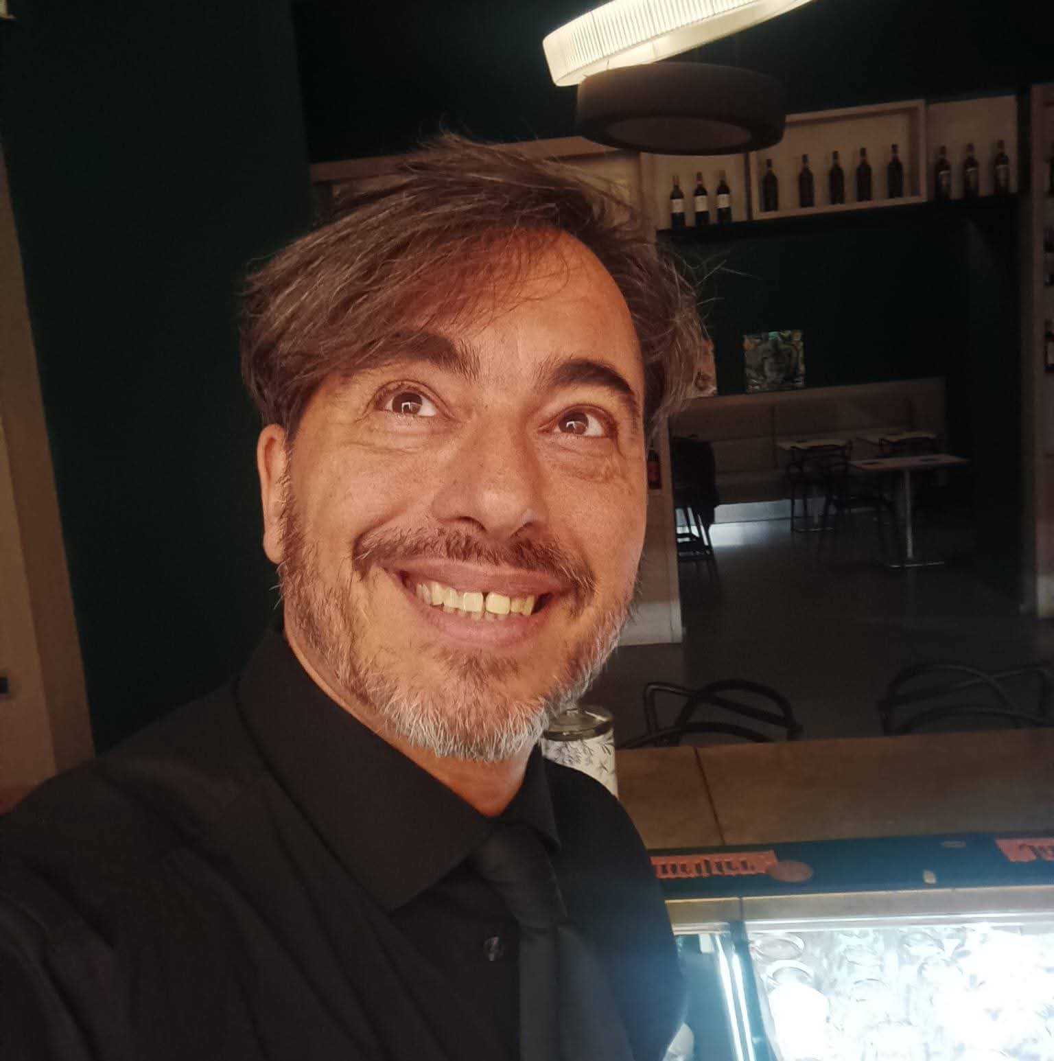 Claudio Porcu dietro al bancone